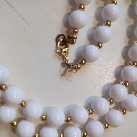 80s Signed Monet White and Gold Beaded Necklace - Picture 3 of 6